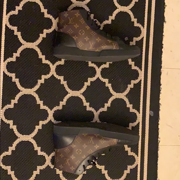 LOUIS VUITTON authentic men’s sneaker boot - Picture 2 of 7